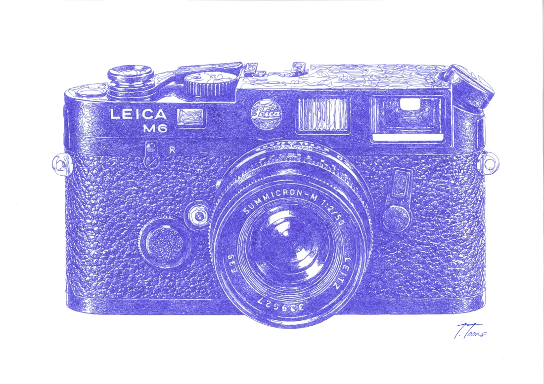Un appareil Leica dessiné au stylo bille bleu.